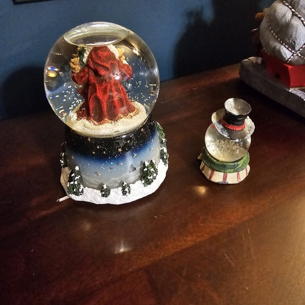 Christmas Snowglobes - Picture 2 of 6